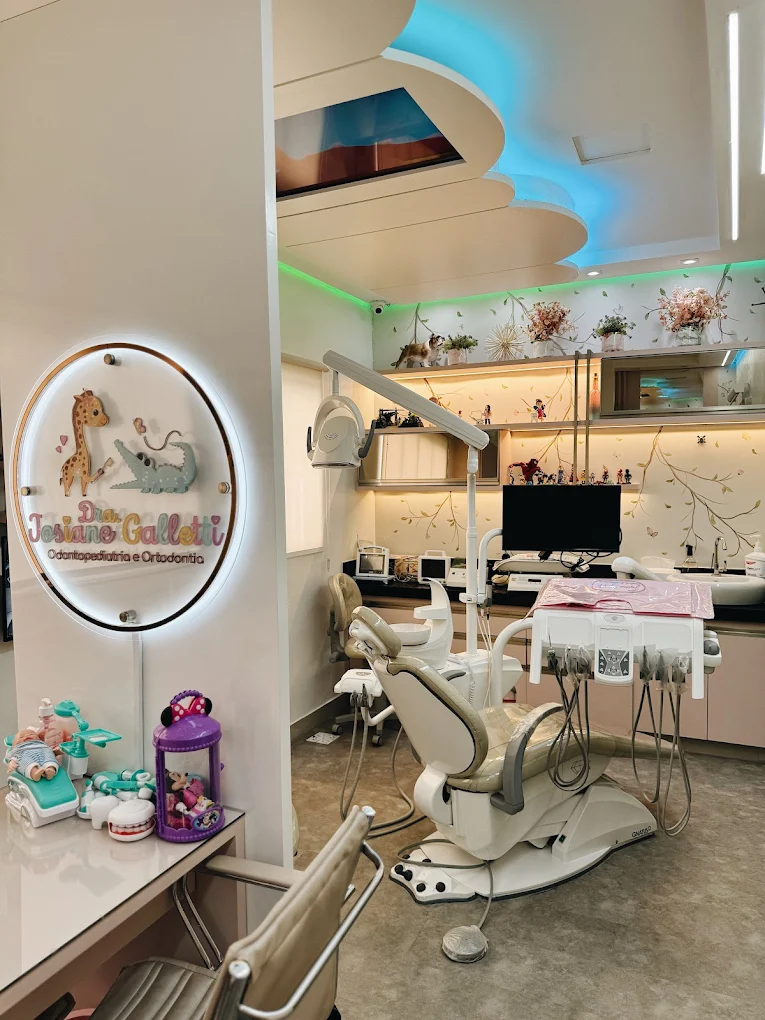 Ambiente moderno e organizado do consultório odontopediátrico