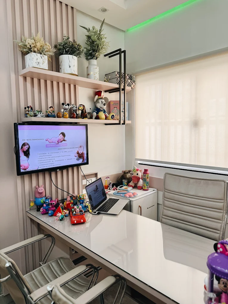 Decoração temática com elementos infantis no consultório